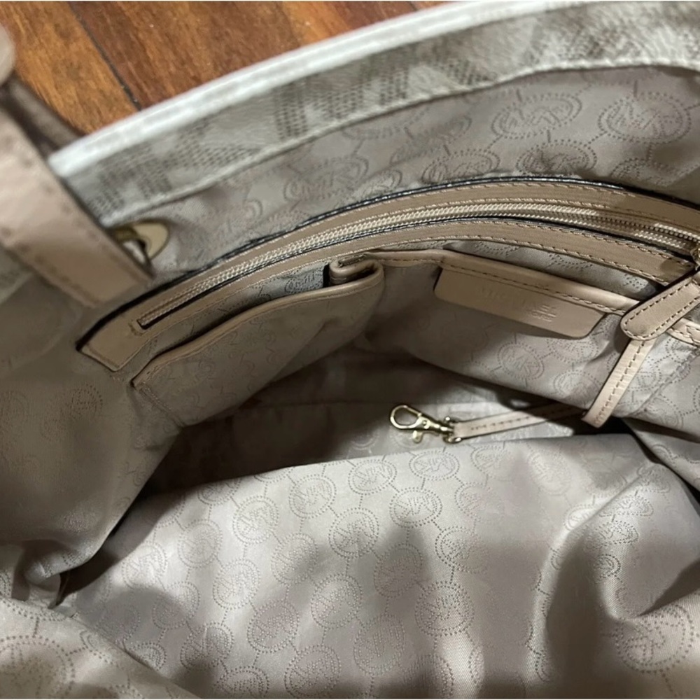 Perfect Condition Michael Kors handbag - Picture 9 of 12